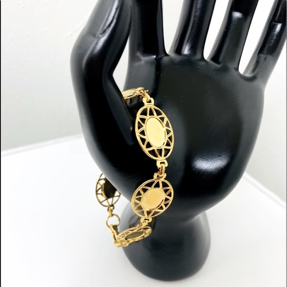 Jewelry - Vintage Gold Tone Bracelet. W/Clasp for closure. Length 3.5’.